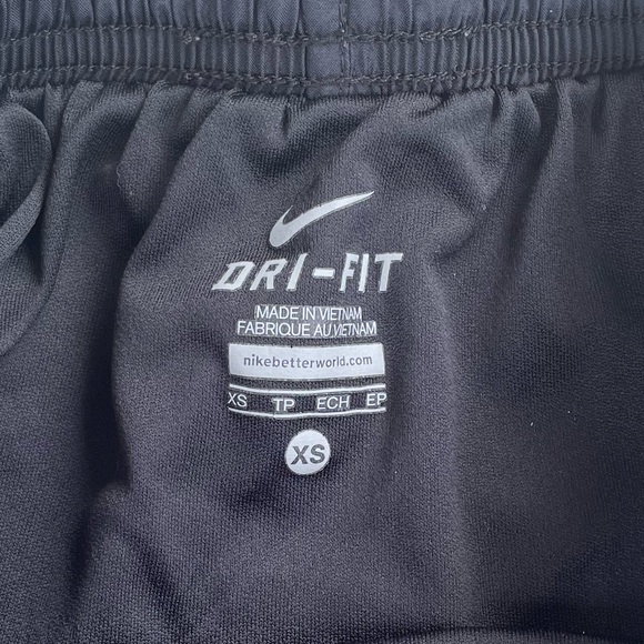 Black Nike shorts - Picture 2 of 3